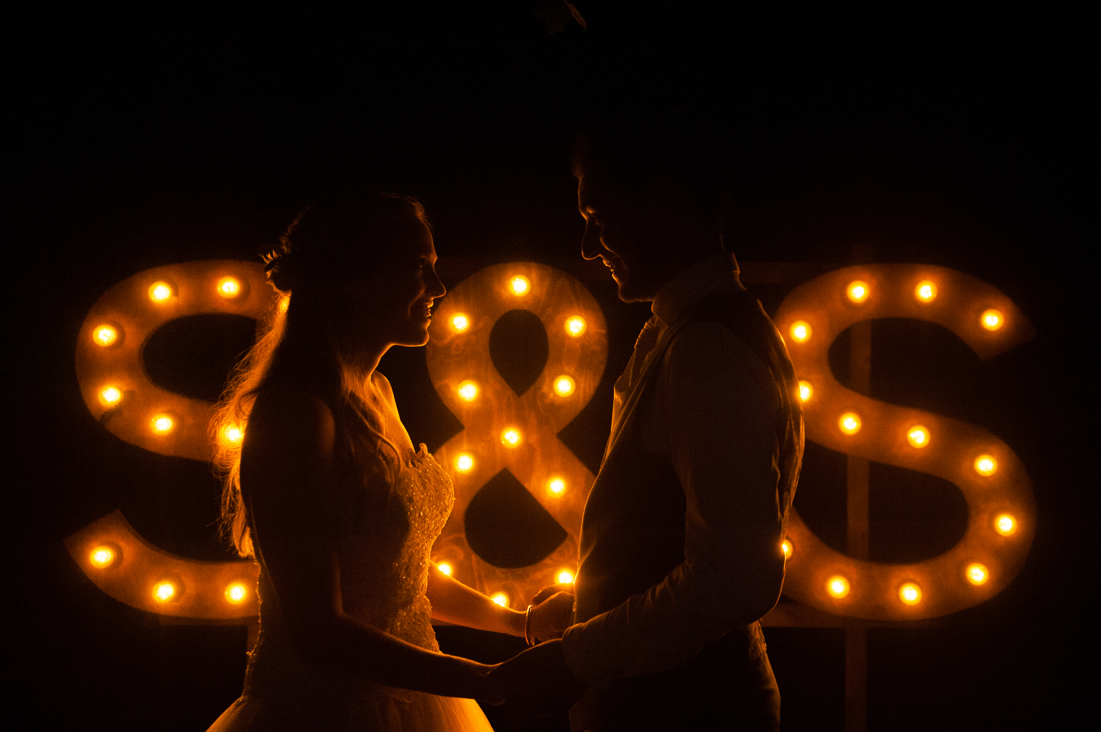 Haagse trouwfotograaf - Licht letters van TELEUKTROUWEN in de avond
