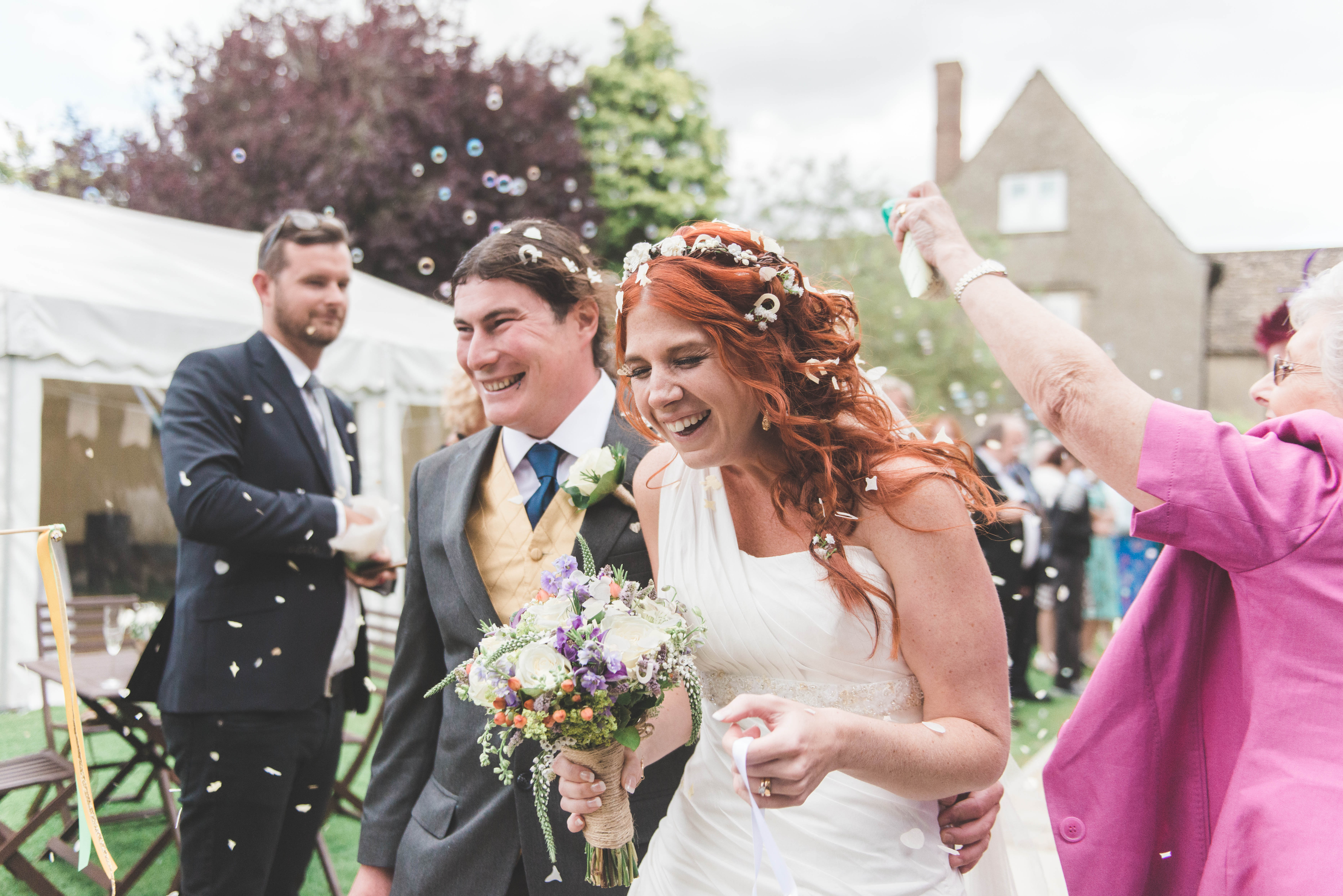 Stockholm trouwfotograaf - Bruid en bruidegom worden bedolven onder confetti tijdens hun bruiloft in Engeland