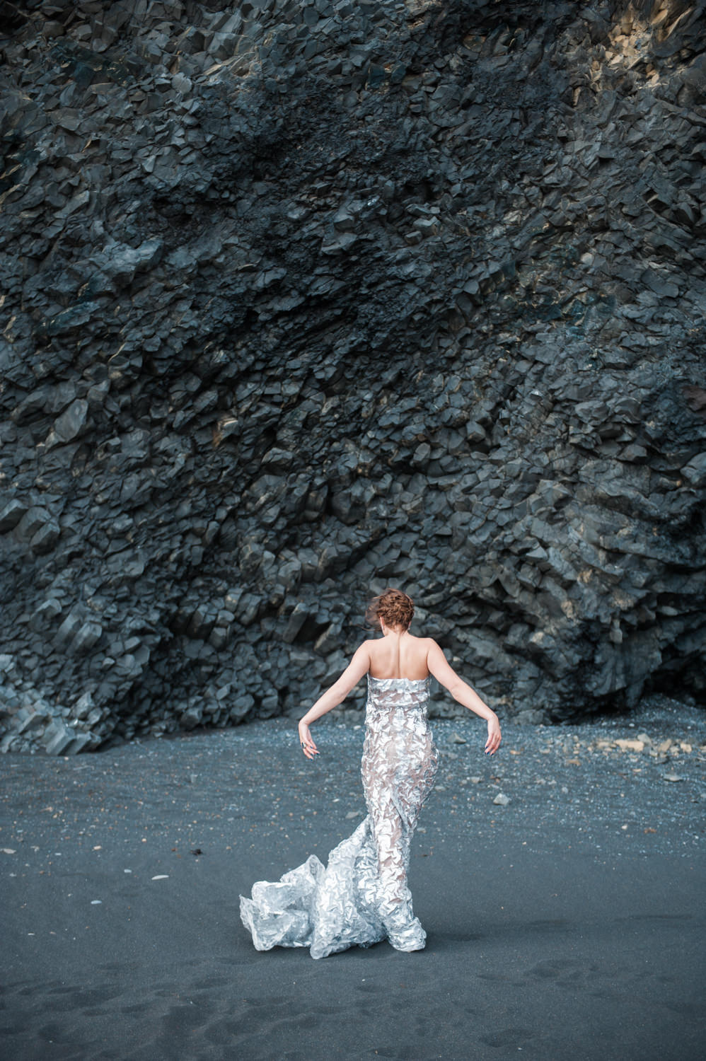 Bruid op black sand beach in Vik op IJsland vastgelegd door trouwfotograaf IJsland