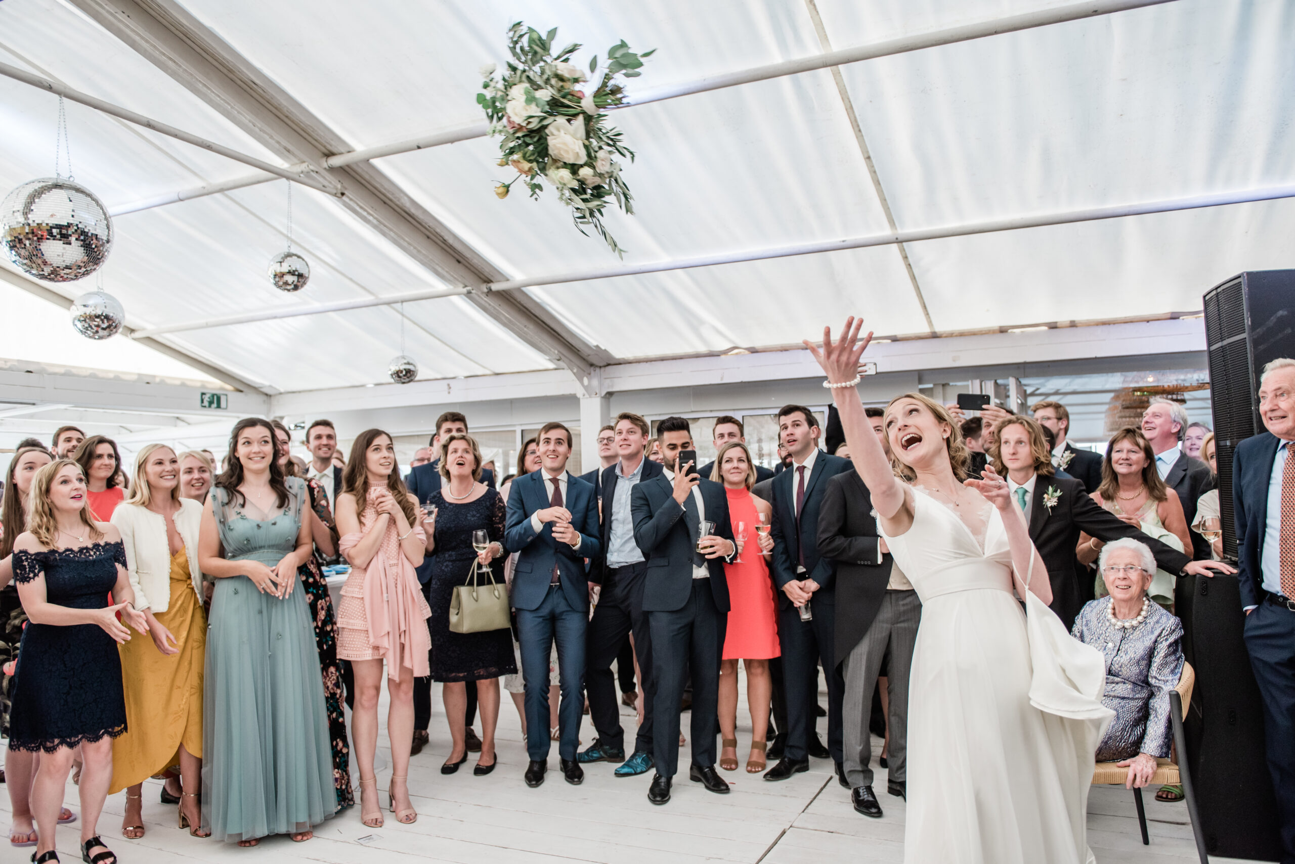 Elegante buitenlandse bruiloft in stormachtig Den Haag Photography