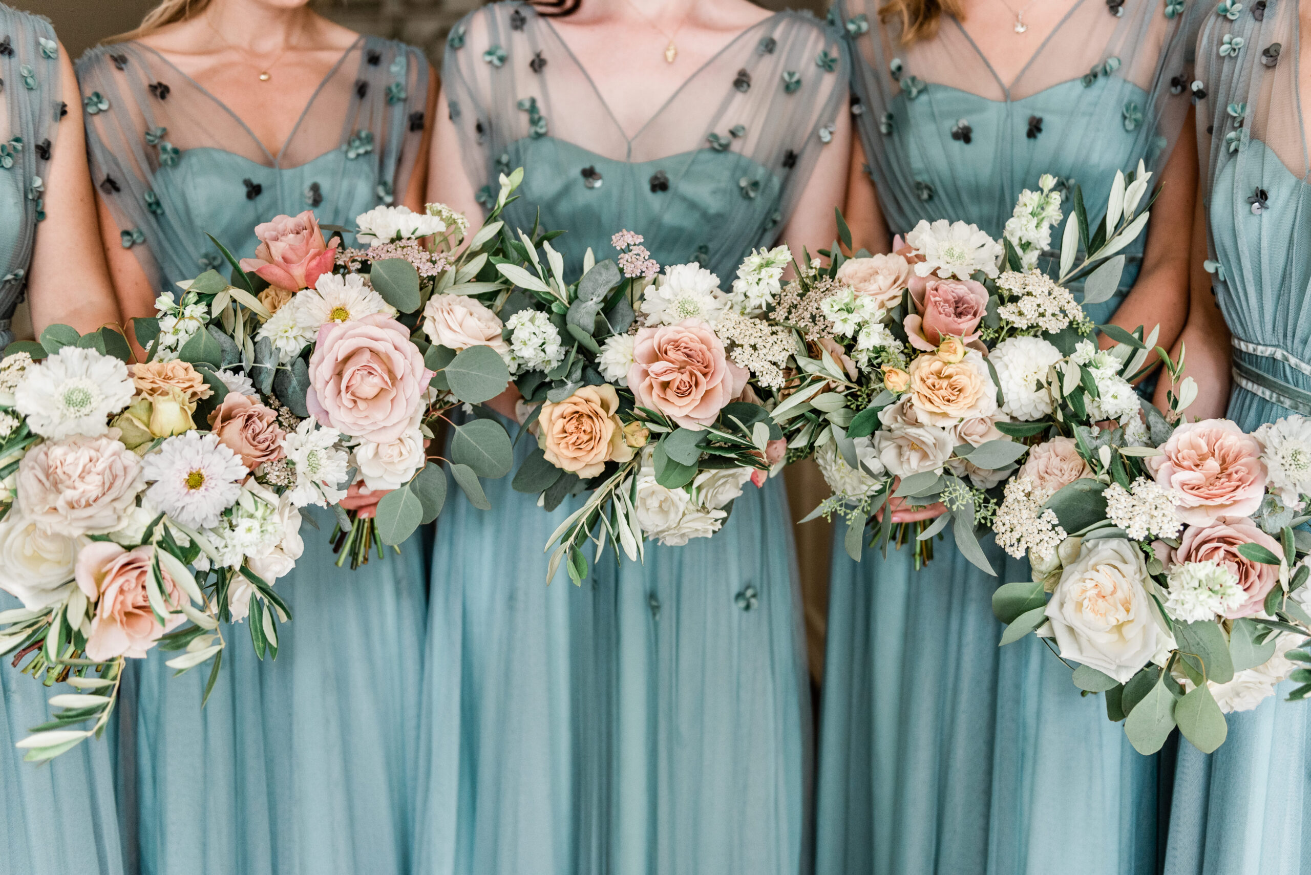 Bridesmaids of bruidsmeisjes in turquoise jurkjes met een boeket van Edénique floral design